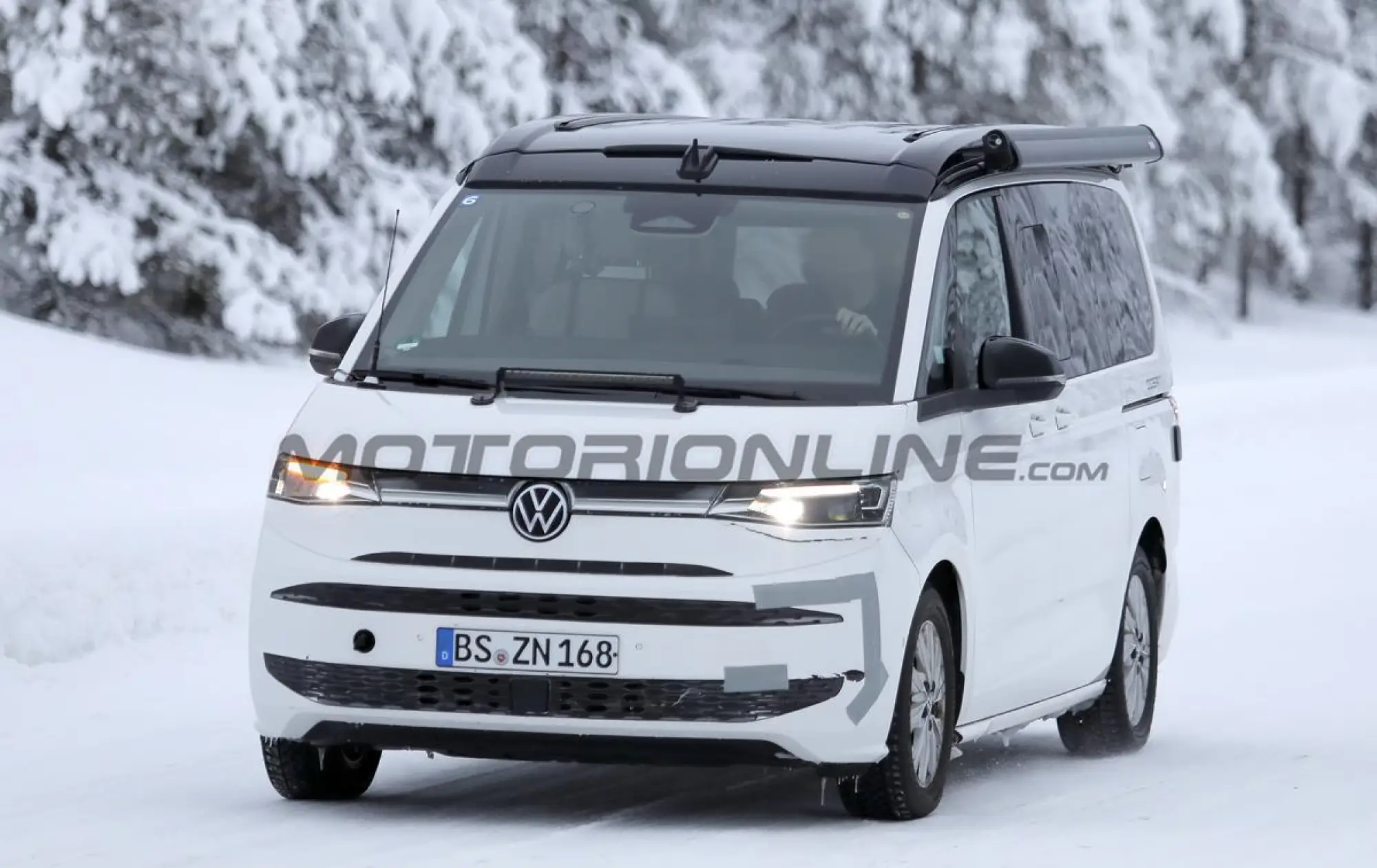 Volkswagen T7 Multivan 2027 - Foto spia 29-01-2026 - 1