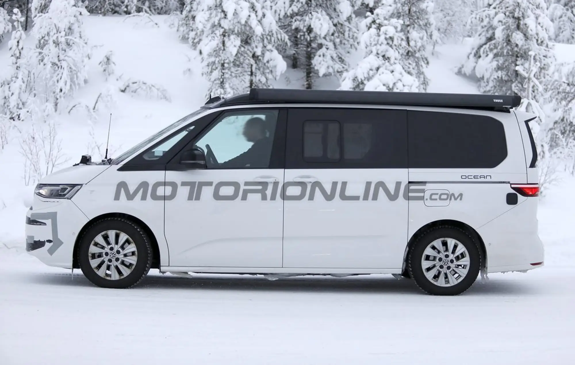 Volkswagen T7 Multivan 2027 - Foto spia 29-01-2026 - 6