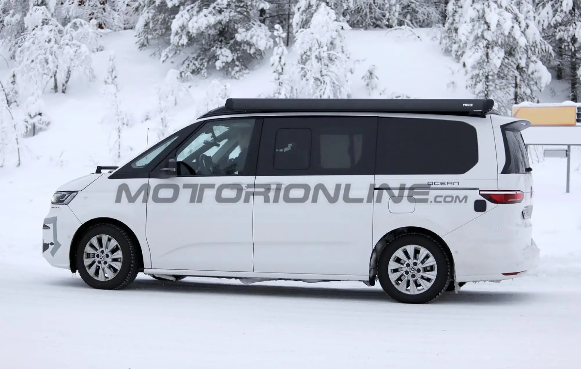 Volkswagen T7 Multivan 2027 - Foto spia 29-01-2026 - 8