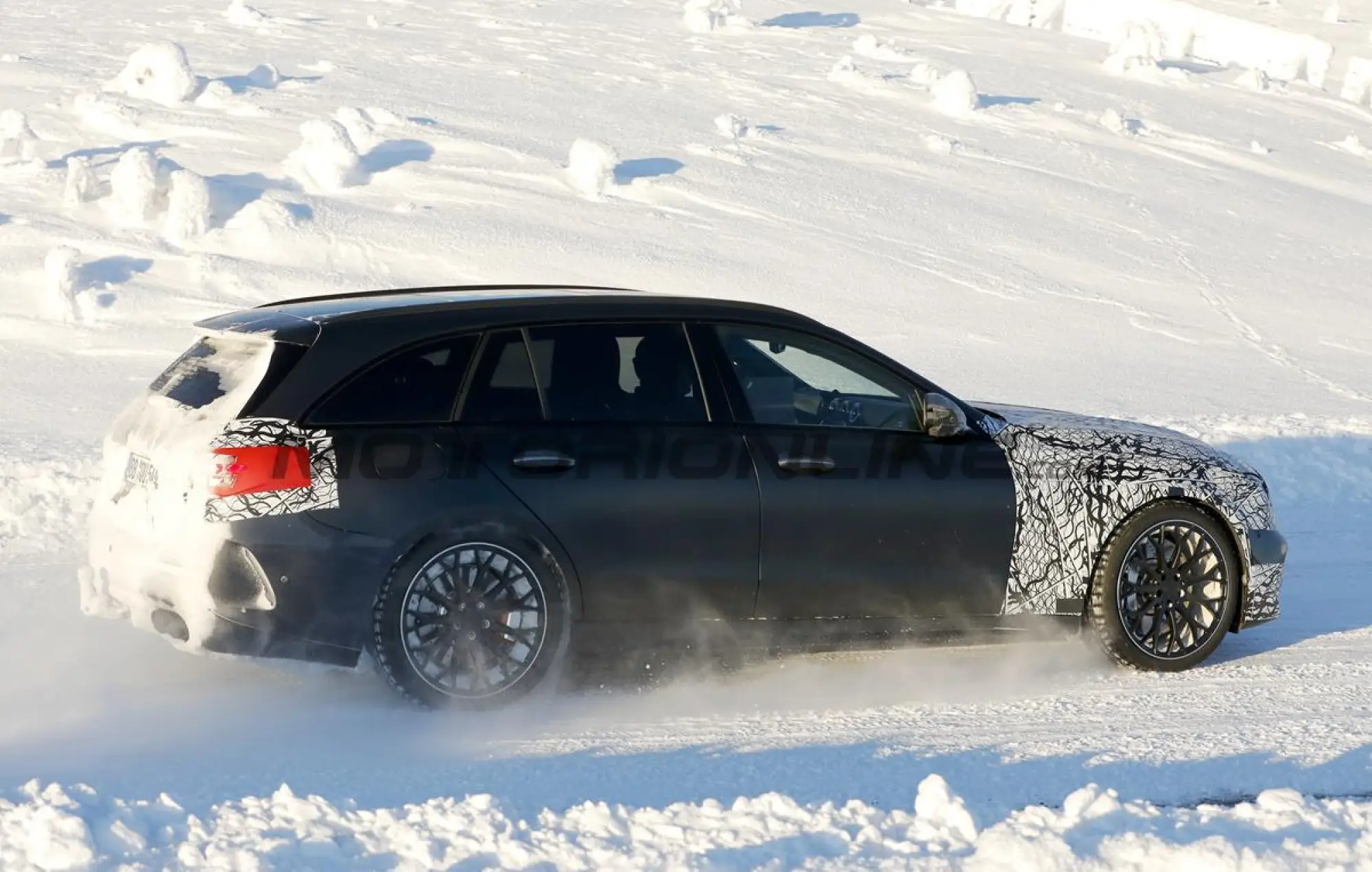 Mercedes-AMG C43 2026 - Foto spia 09-02-2026 - 7