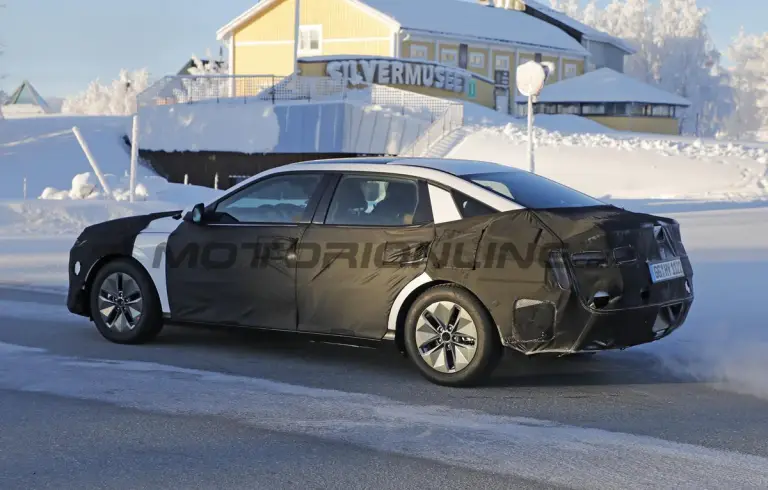 Hyundai Elantra 2027 - Foto spia 09-02-2026 - 12