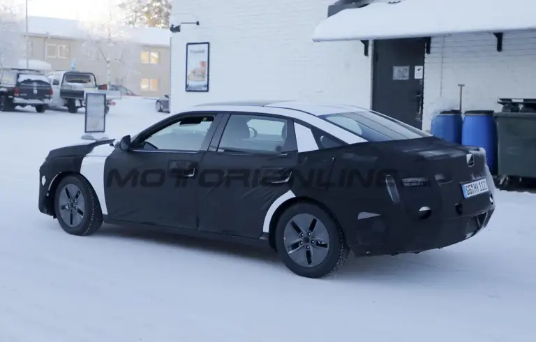 Hyundai Elantra 2027 - Foto spia 09-02-2026 - 3