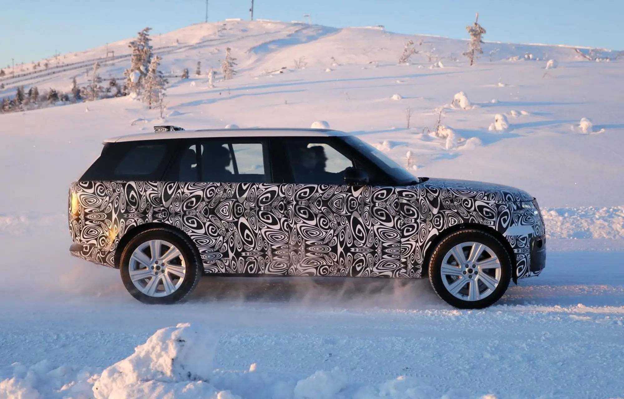Range Rover 2028 - Foto spia 12-02-2026 - 3