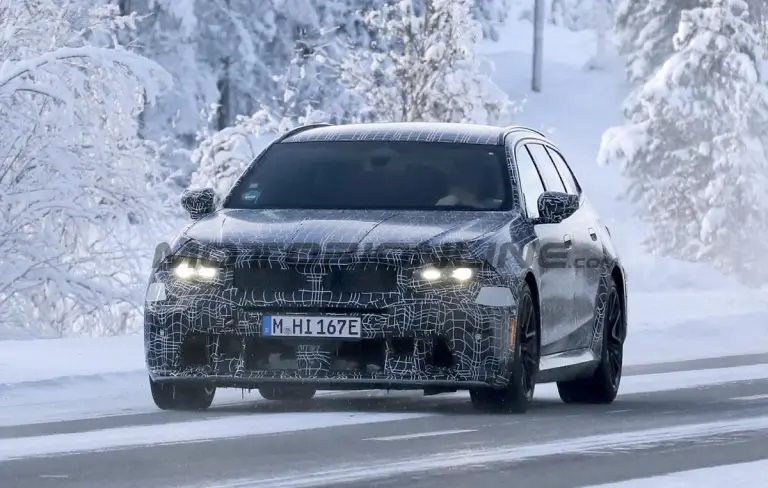 BMW M5 Touring 2028 - Foto spia 17-02-2026 - 1