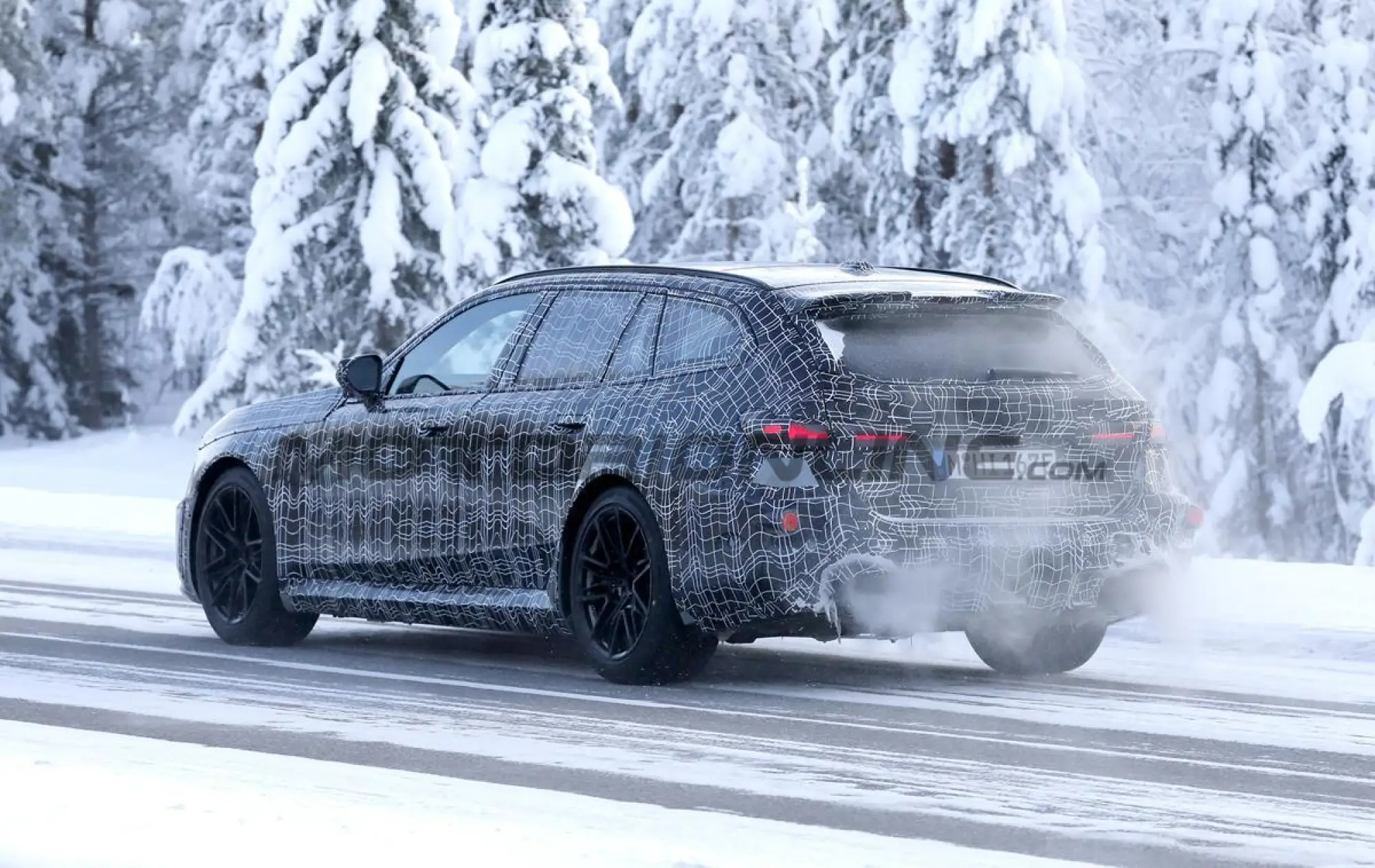 BMW M5 Touring 2028 - Foto spia 17-02-2026 - 8