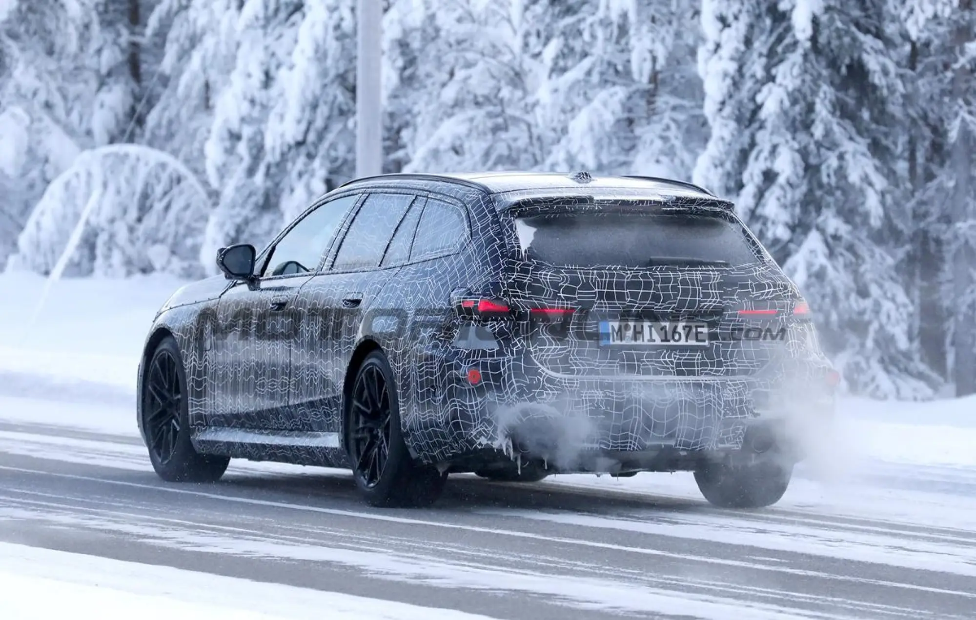 BMW M5 Touring 2028 - Foto spia 17-02-2026 - 11