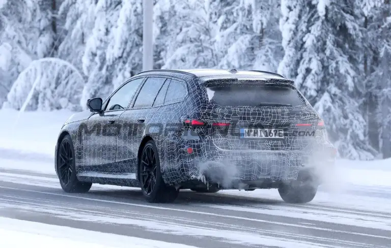 BMW M5 Touring 2028 - Foto spia 17-02-2026 - 11