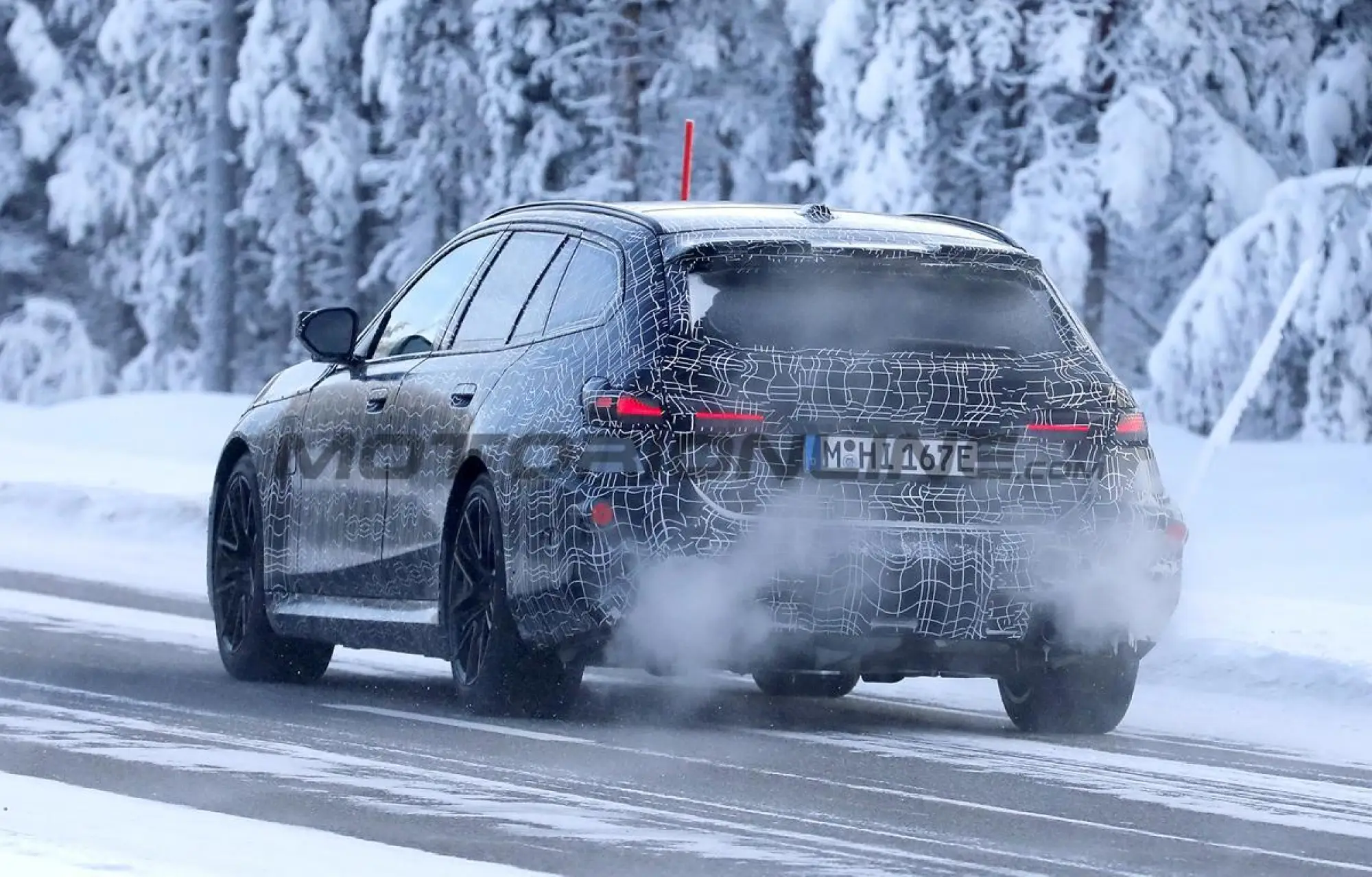 BMW M5 Touring 2028 - Foto spia 17-02-2026 - 10