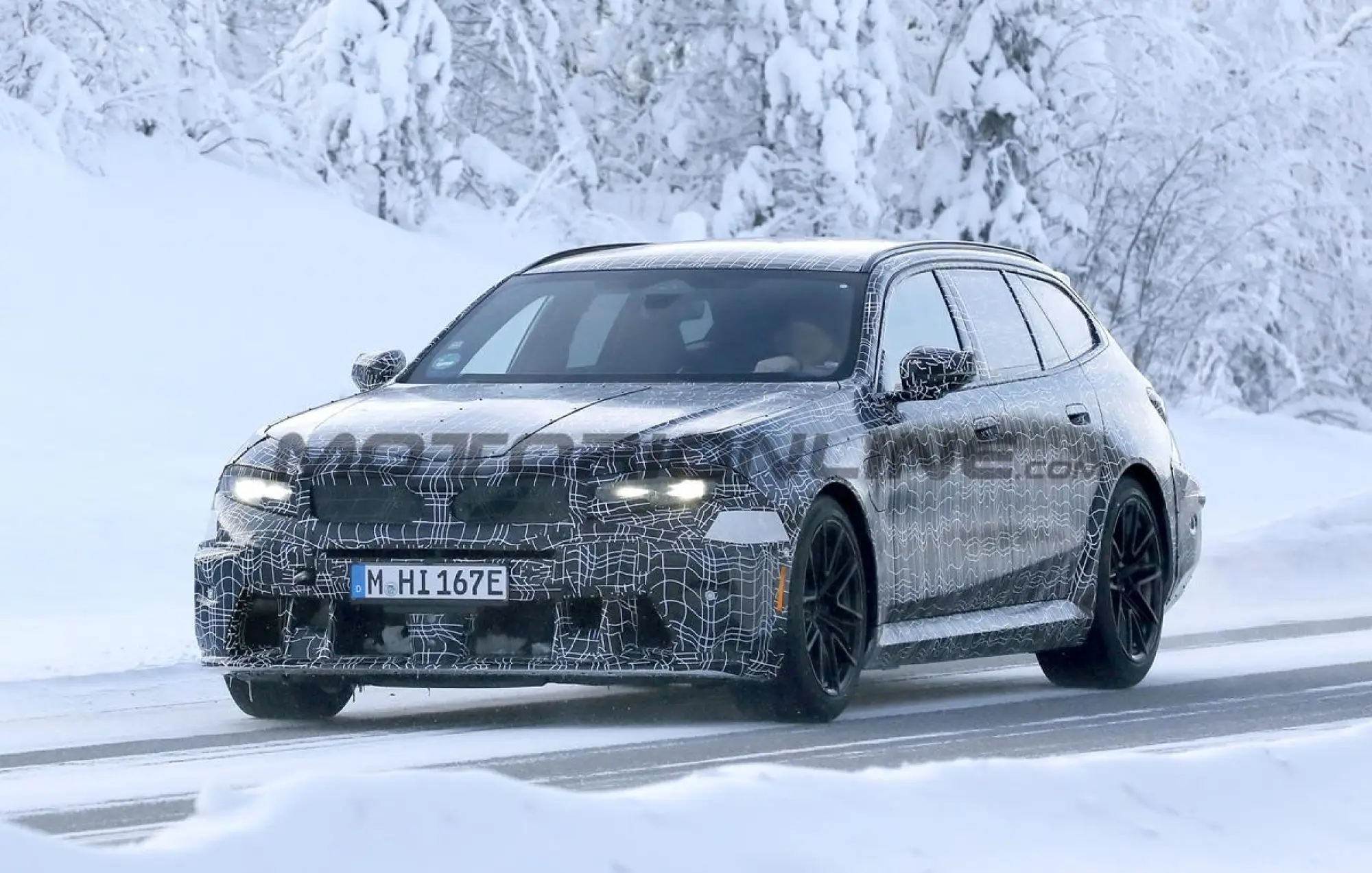 BMW M5 Touring 2028 - Foto spia 17-02-2026 - 13