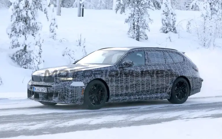 BMW M5 Touring 2028 - Foto spia 17-02-2026 - 2