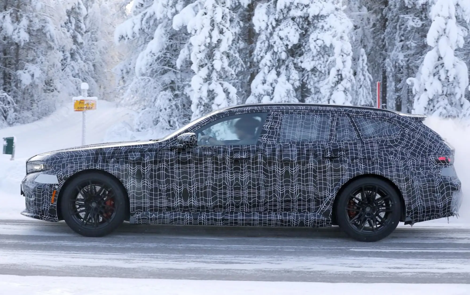 BMW M5 Touring 2028 - Foto spia 17-02-2026 - 5