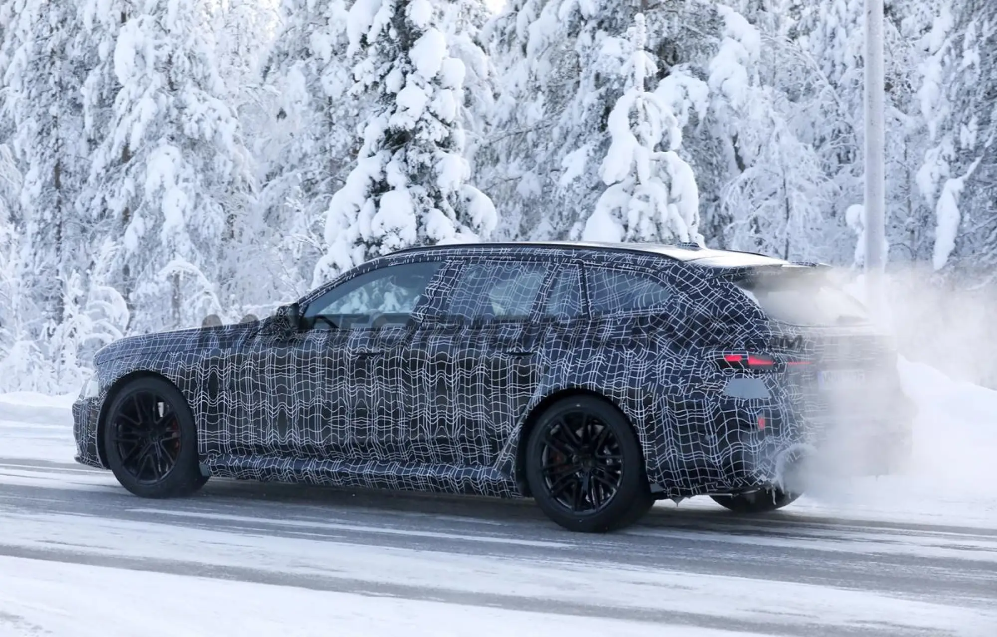 BMW M5 Touring 2028 - Foto spia 17-02-2026 - 7
