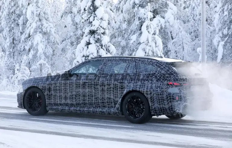 BMW M5 Touring 2028 - Foto spia 17-02-2026 - 7