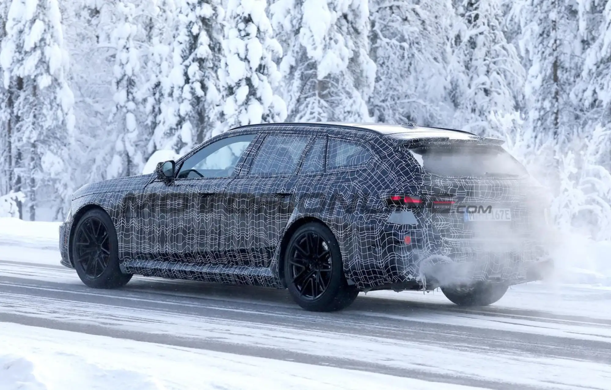 BMW M5 Touring 2028 - Foto spia 17-02-2026 - 9