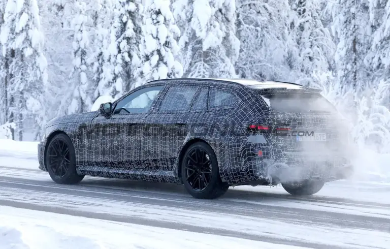 BMW M5 Touring 2028 - Foto spia 17-02-2026 - 9