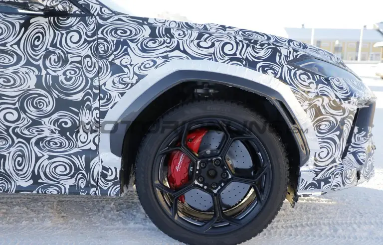 Lamborghini Urus SE Performante 2027 - Foto spia 20-02-2026 - 10
