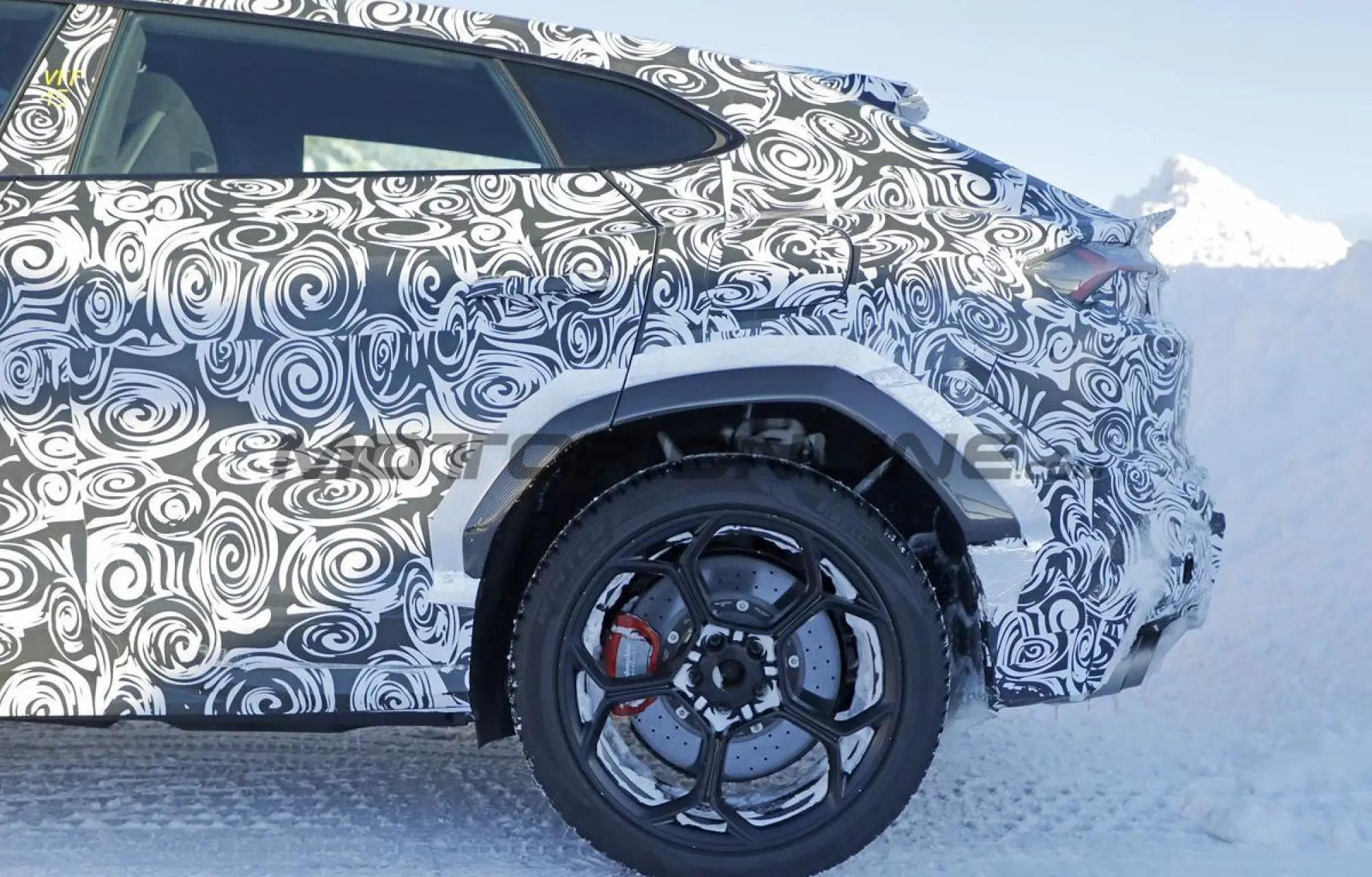 Lamborghini Urus SE Performante 2027 - Foto spia 20-02-2026 - 13