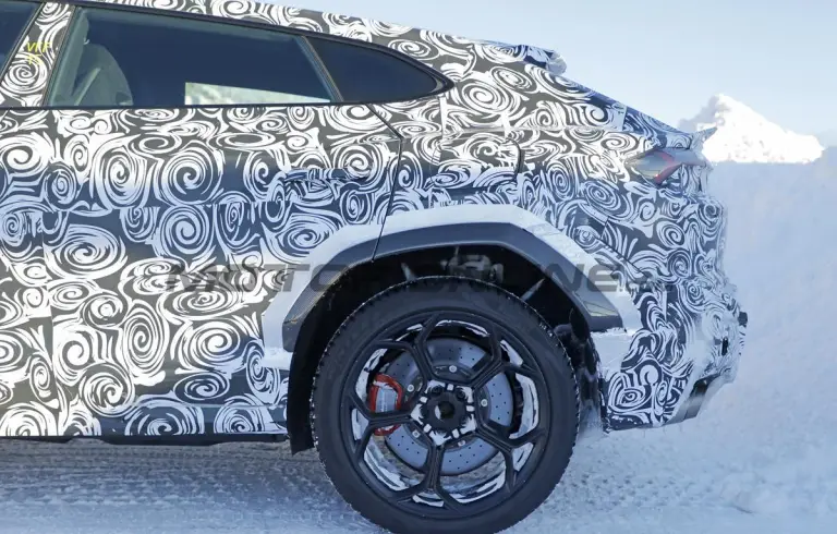 Lamborghini Urus SE Performante 2027 - Foto spia 20-02-2026 - 13