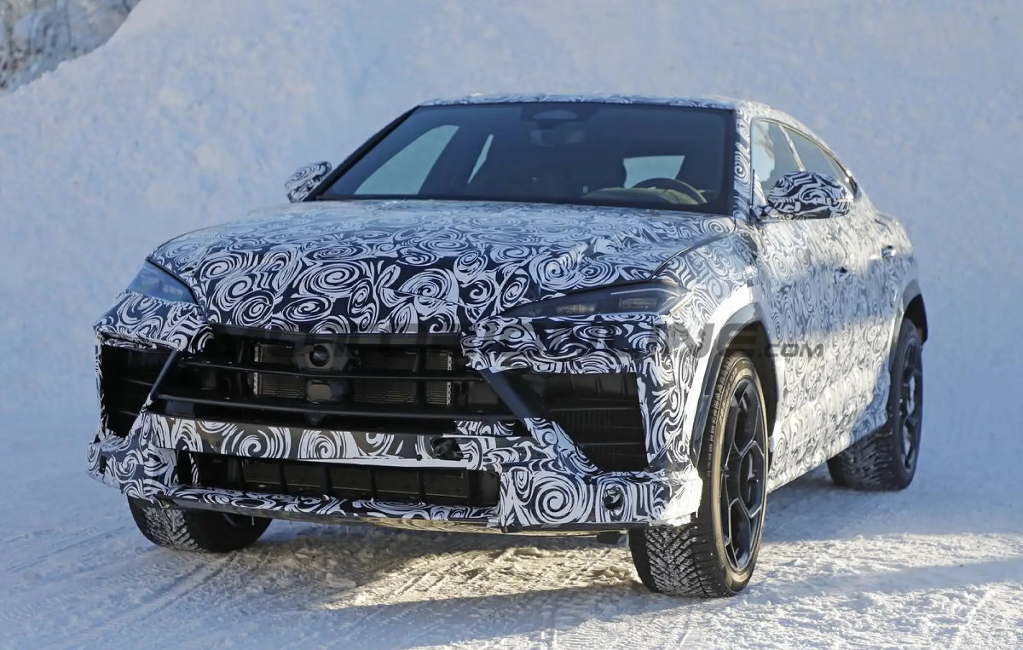 Lamborghini Urus SE Performante 2027 - Foto spia 20-02-2026 - 7