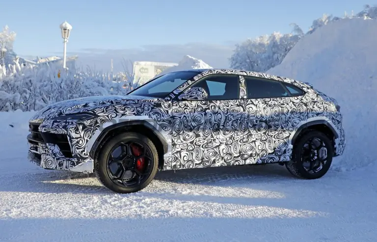 Lamborghini Urus SE Performante 2027 - Foto spia 20-02-2026 - 3