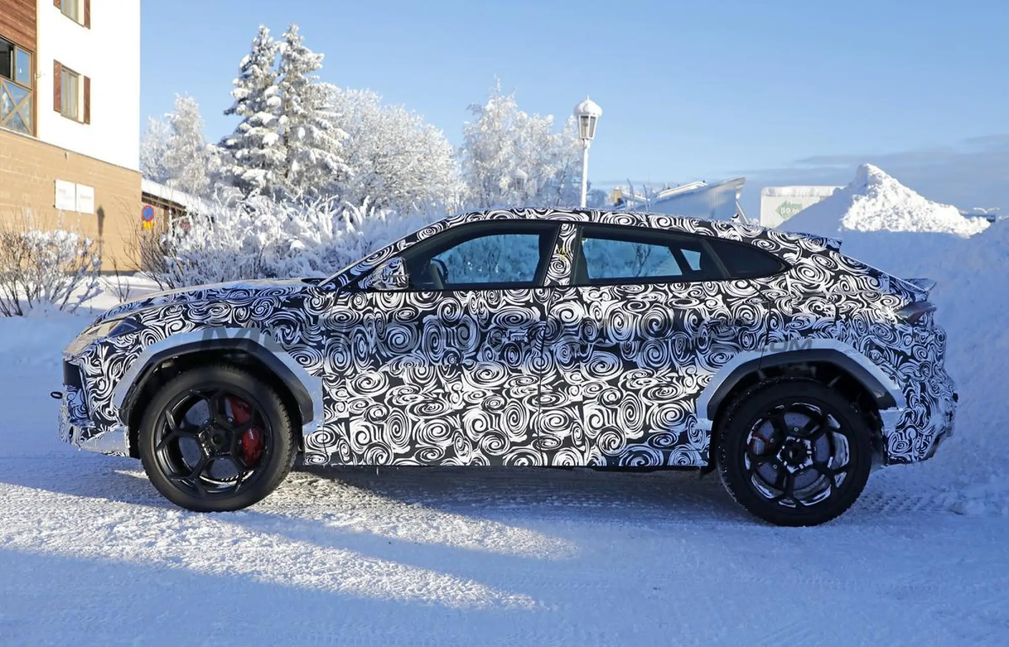 Lamborghini Urus SE Performante 2027 - Foto spia 20-02-2026 - 14