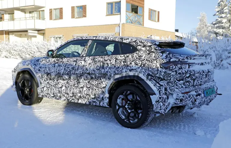 Lamborghini Urus SE Performante 2027 - Foto spia 20-02-2026 - 4