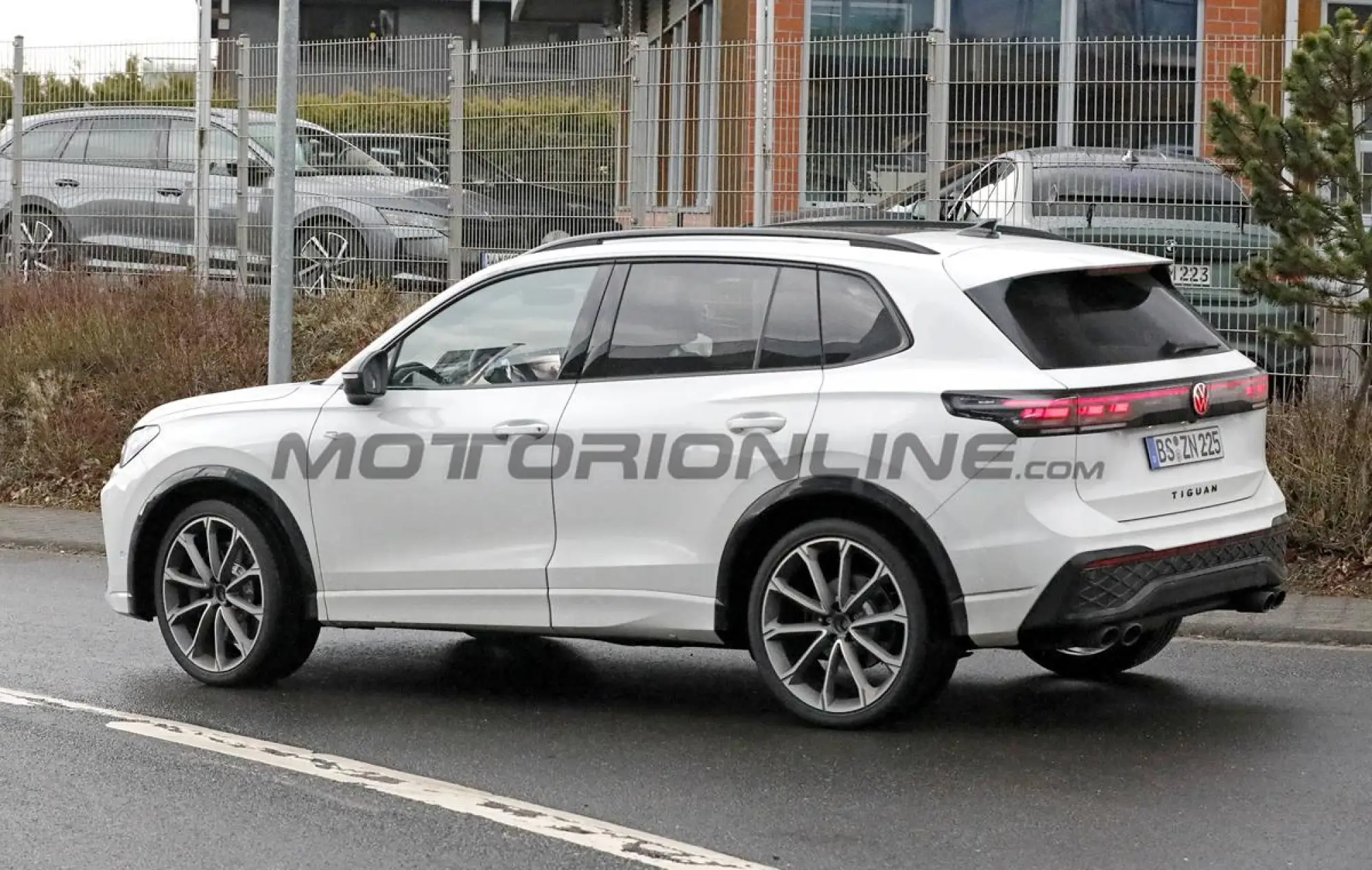 Volkswagen Tiguan R 2027 - Foto spia 18-03-2026 - 12