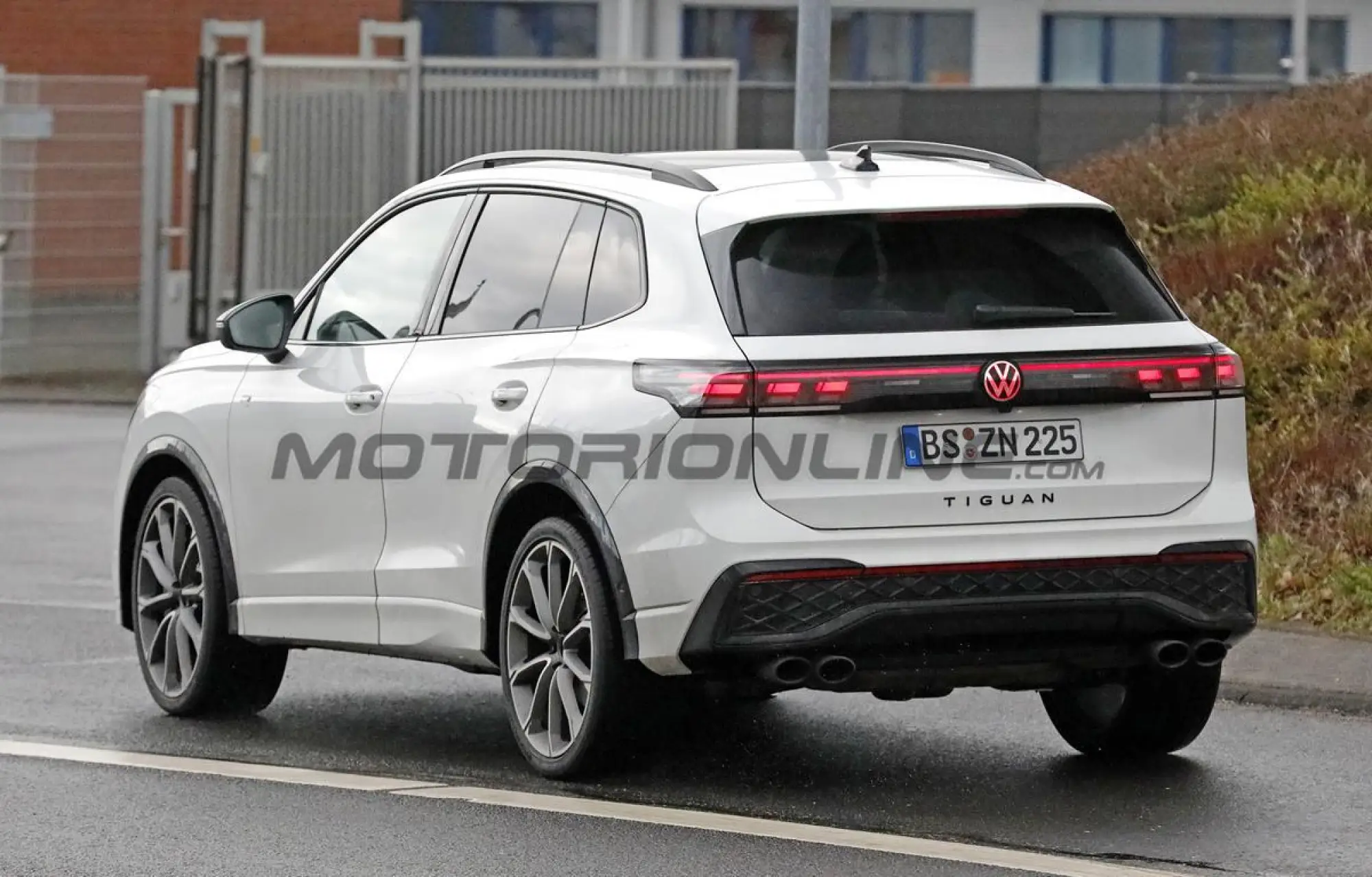 Volkswagen Tiguan R 2027 - Foto spia 18-03-2026 - 11