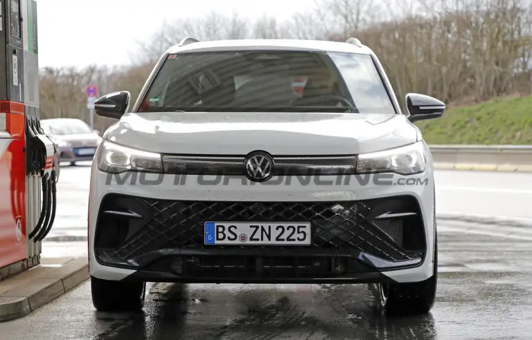 Volkswagen Tiguan R 2027 - Foto spia 18-03-2026 - 14
