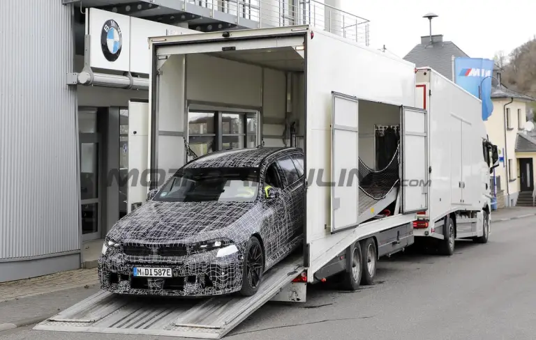 BMW M5 2027 - Foto spia 19-03-2026 - 12