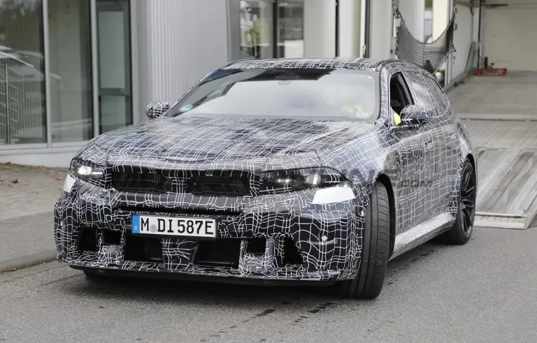 BMW M5 2027 - Foto spia 19-03-2026 - 17