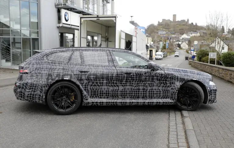 BMW M5 2027 - Foto spia 19-03-2026 - 18