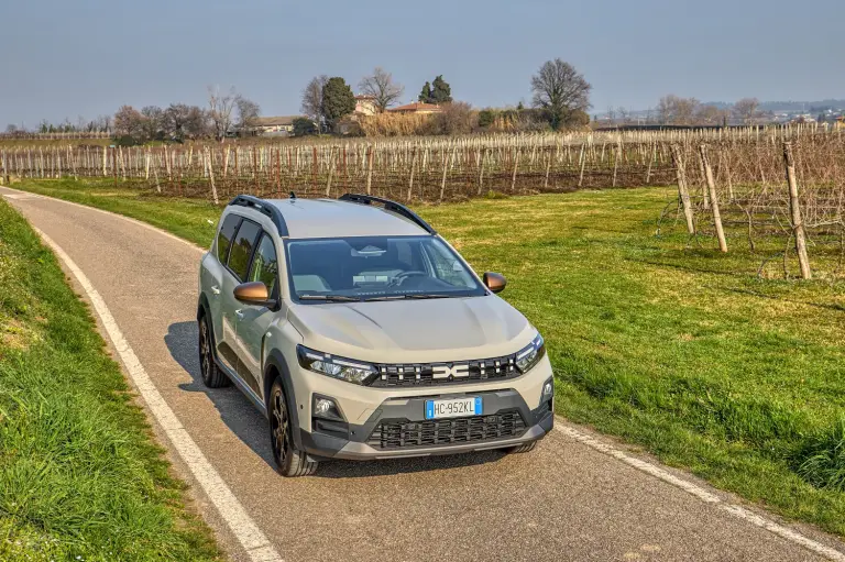 Dacia Jogger Hybrid 155 - Lago di Garda - 4