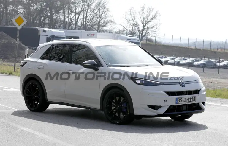 Volkswagen T-Roc R 2027 - Foto spia 25-03-2026 - 13
