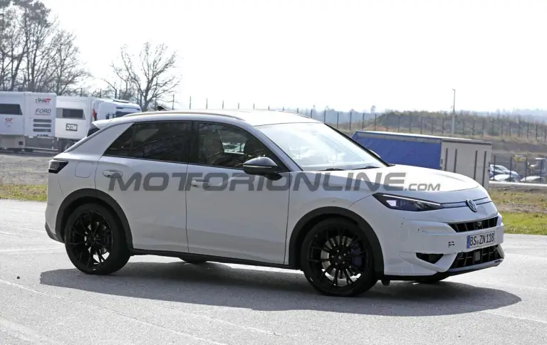 Volkswagen T-Roc R 2027 - Foto spia 25-03-2026 - 11