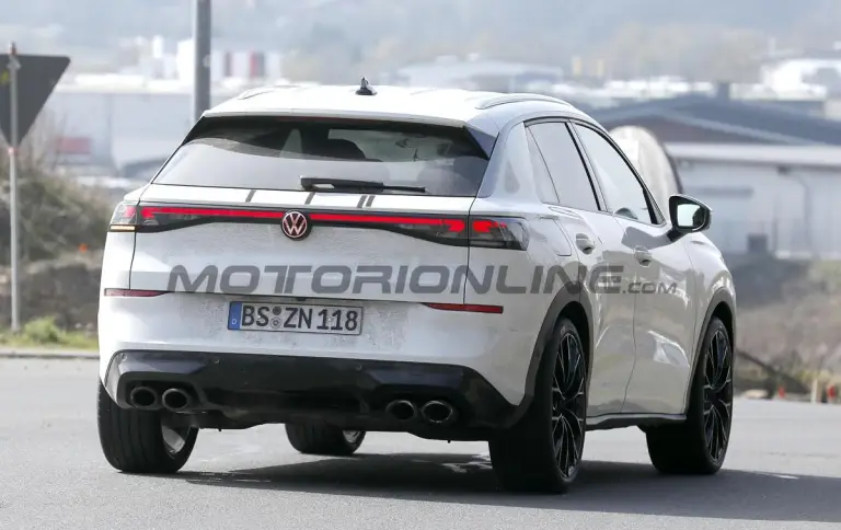 Volkswagen T-Roc R 2027 - Foto spia 25-03-2026 - 18