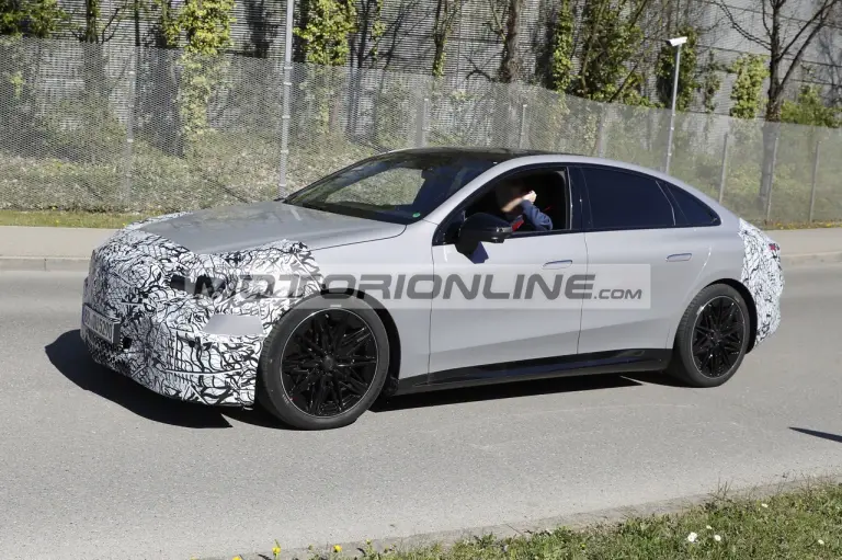 Mercedes Classe C EQ - Foto spia 9-4-2026 - 9
