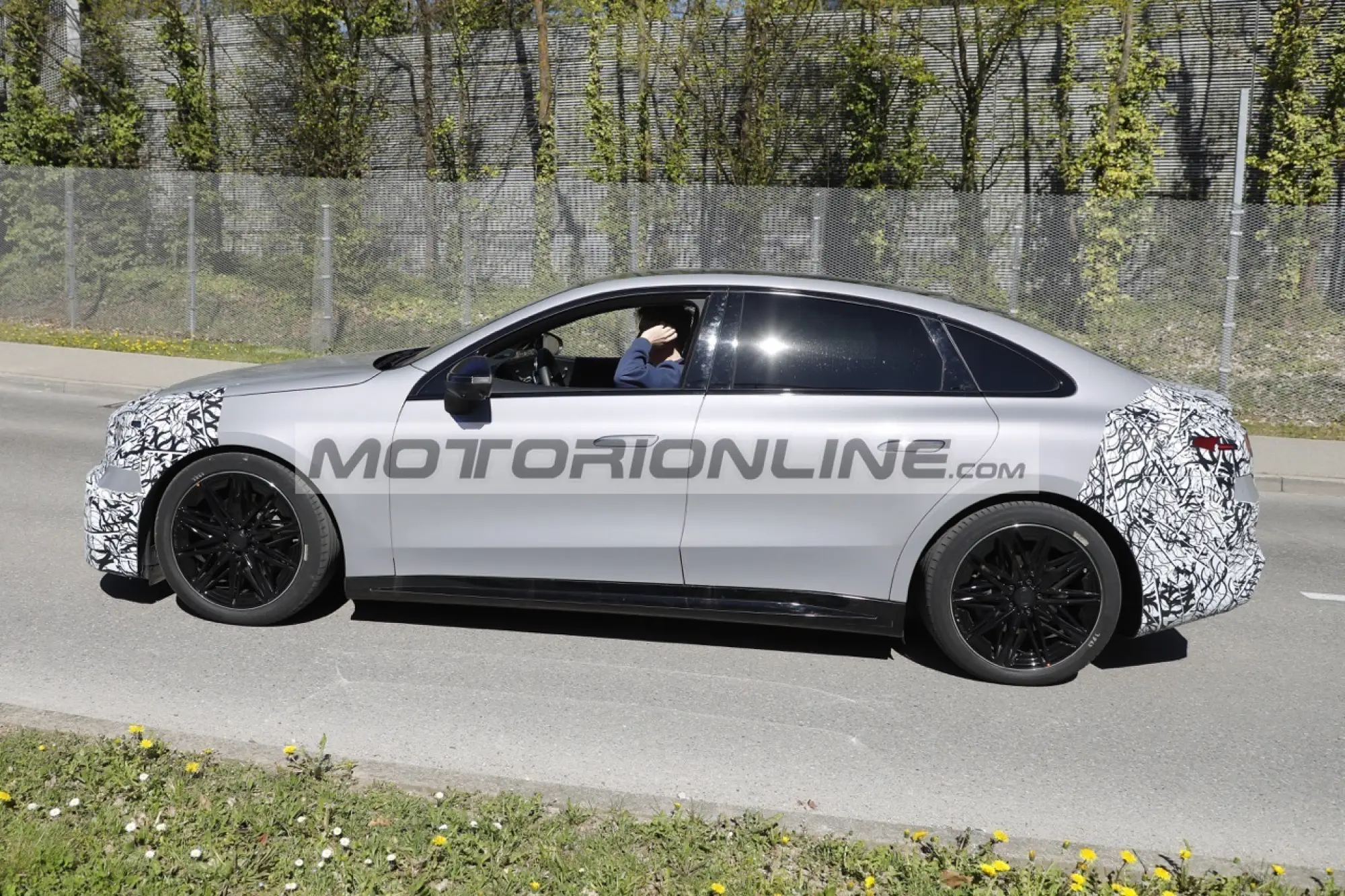 Mercedes Classe C EQ - Foto spia 9-4-2026 - 8