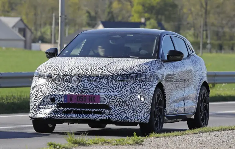 Renault Megane E-Tech 2027 - Foto spia 10-04-2026 - 5