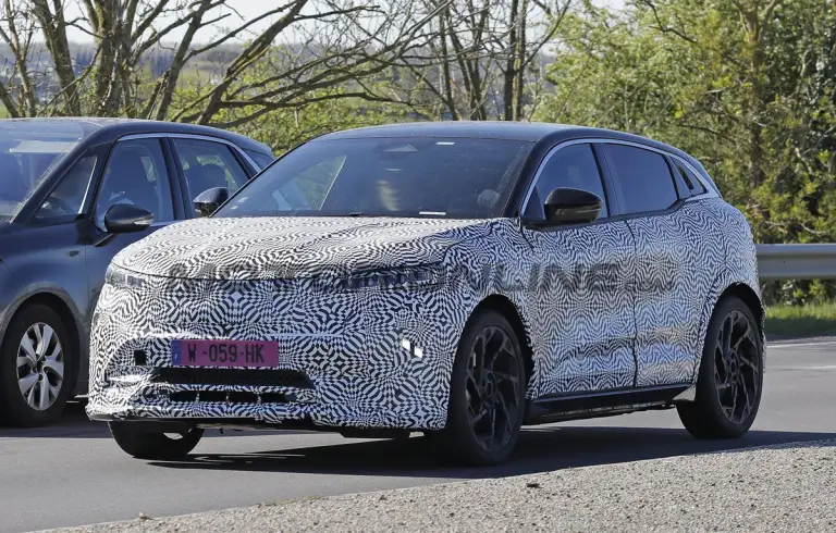Renault Megane E-Tech 2027 - Foto spia 10-04-2026 - 2