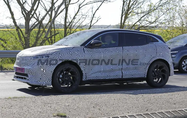 Renault Megane E-Tech 2027 - Foto spia 10-04-2026 - 3