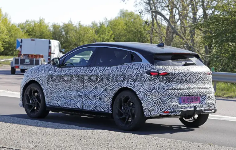 Renault Megane E-Tech 2027 - Foto spia 10-04-2026 - 8