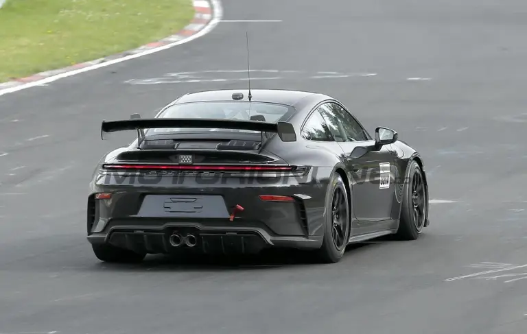 Porsche 911 GT4 - Foto spia 14-04-2026 - 17