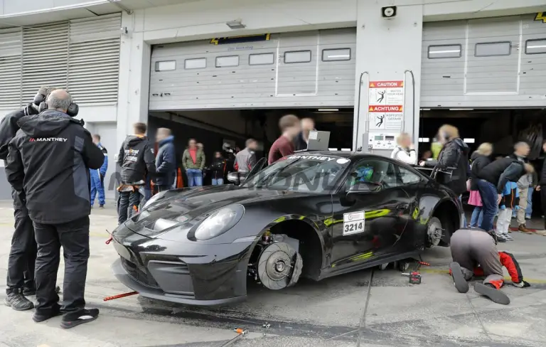 Porsche 911 GT4 - Foto spia 14-04-2026 - 11