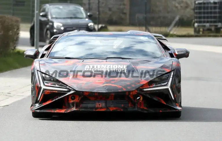 Lamborghini Revuelto SV - Foto spia 21-04-2026 - 1
