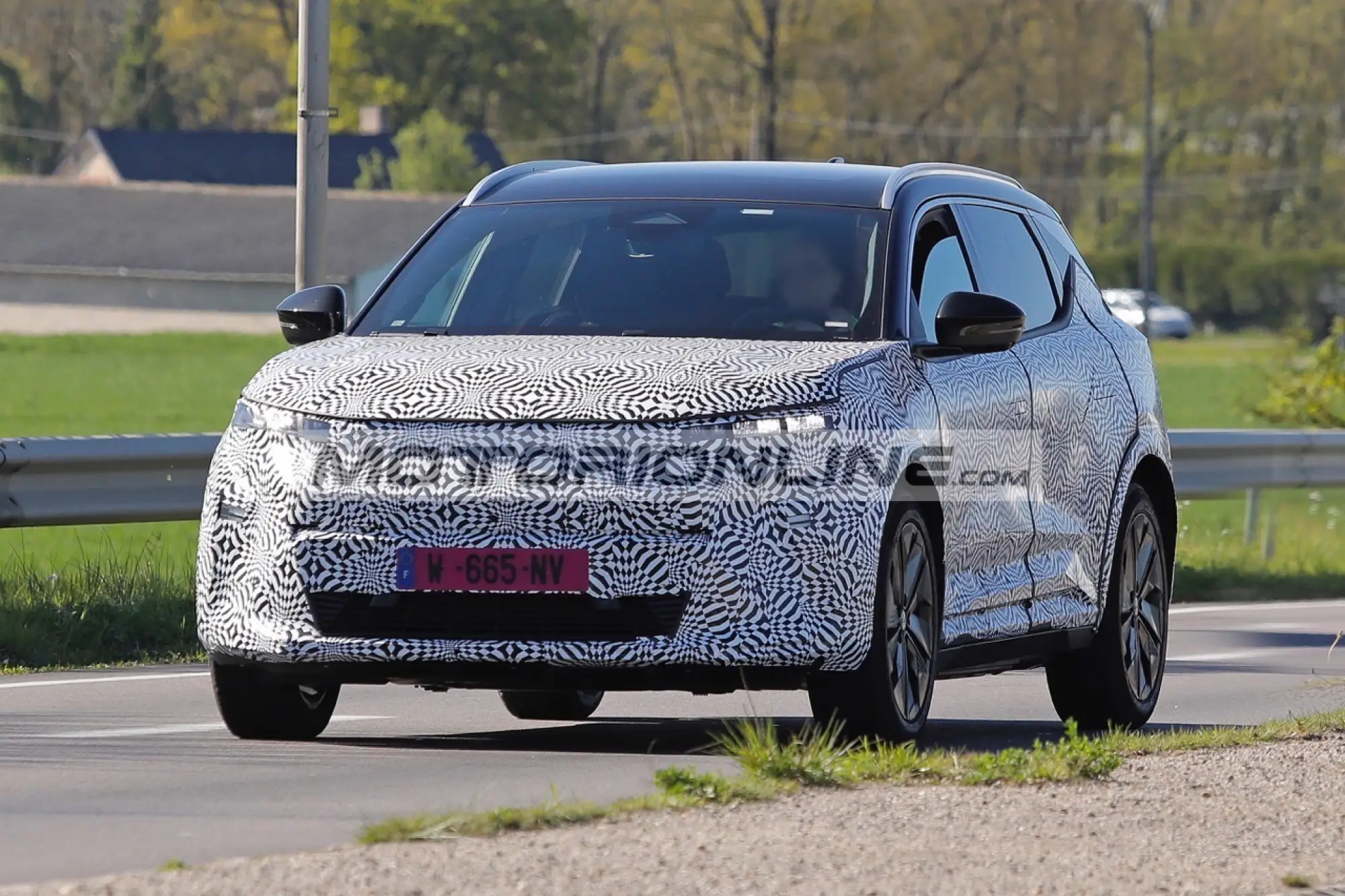 Renault Scenic E-Tech - Foto spia 27-4-2026 - 1