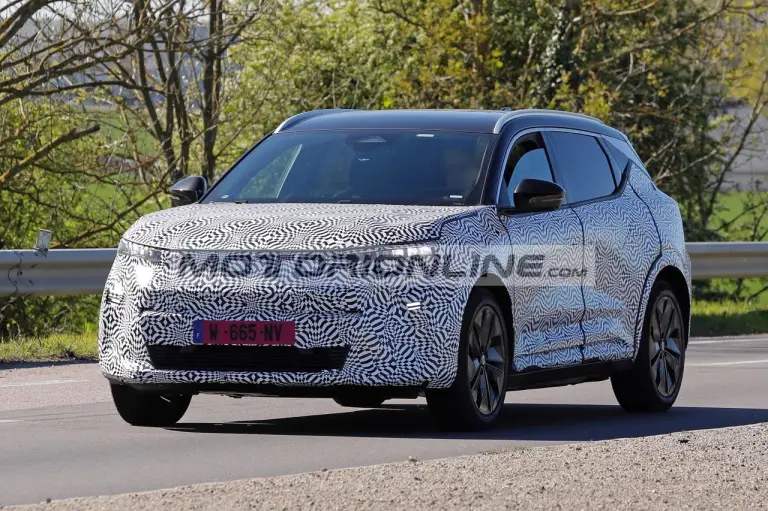 Renault Scenic E-Tech - Foto spia 27-4-2026 - 4