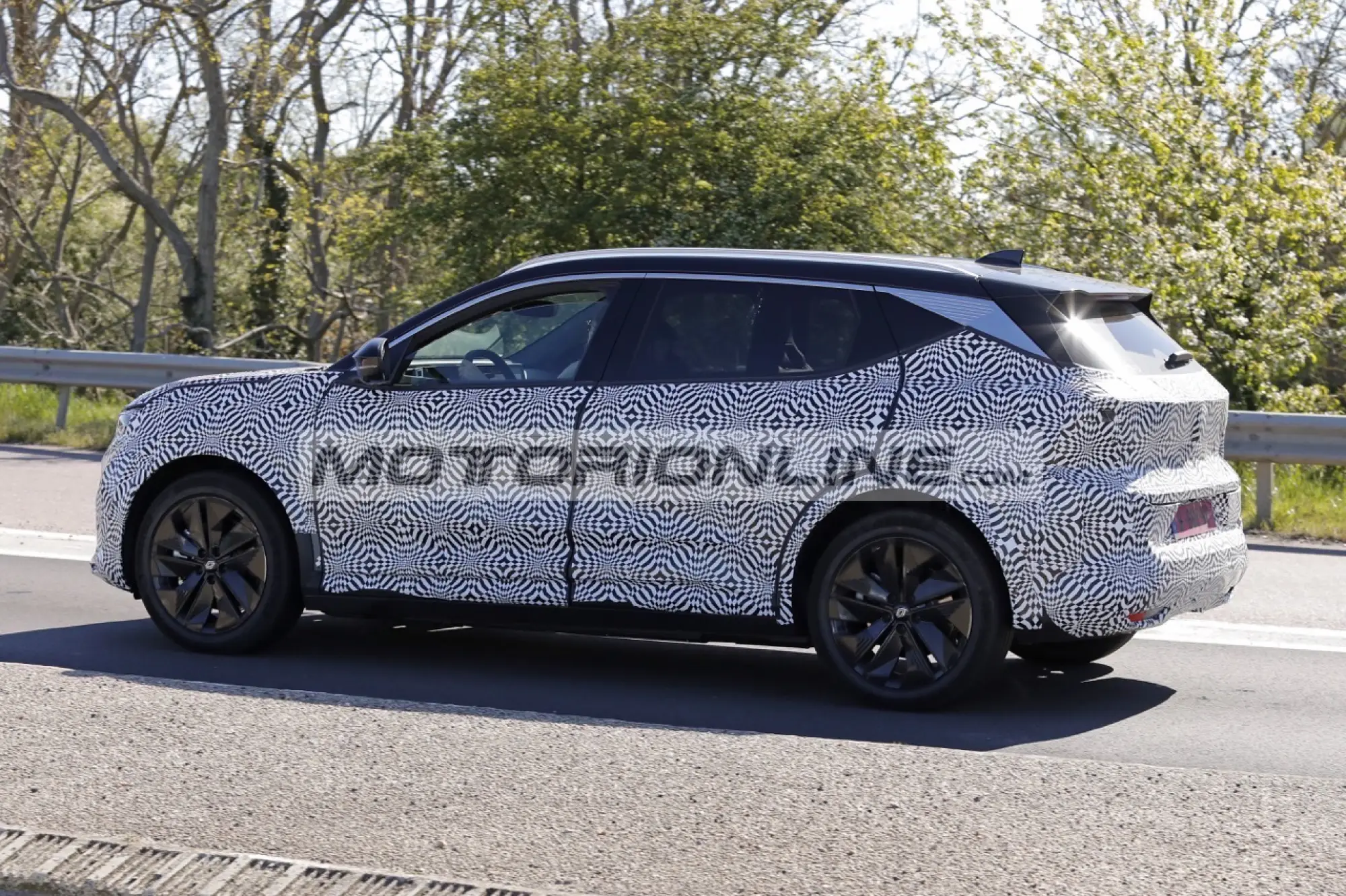 Renault Scenic E-Tech - Foto spia 27-4-2026 - 7