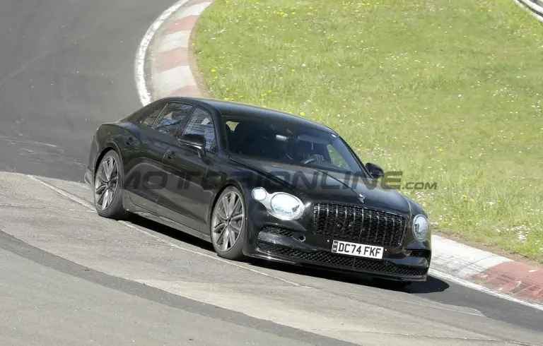 Bentley Flying Spur 2027 - Foto spia 30-04-2026 - 10
