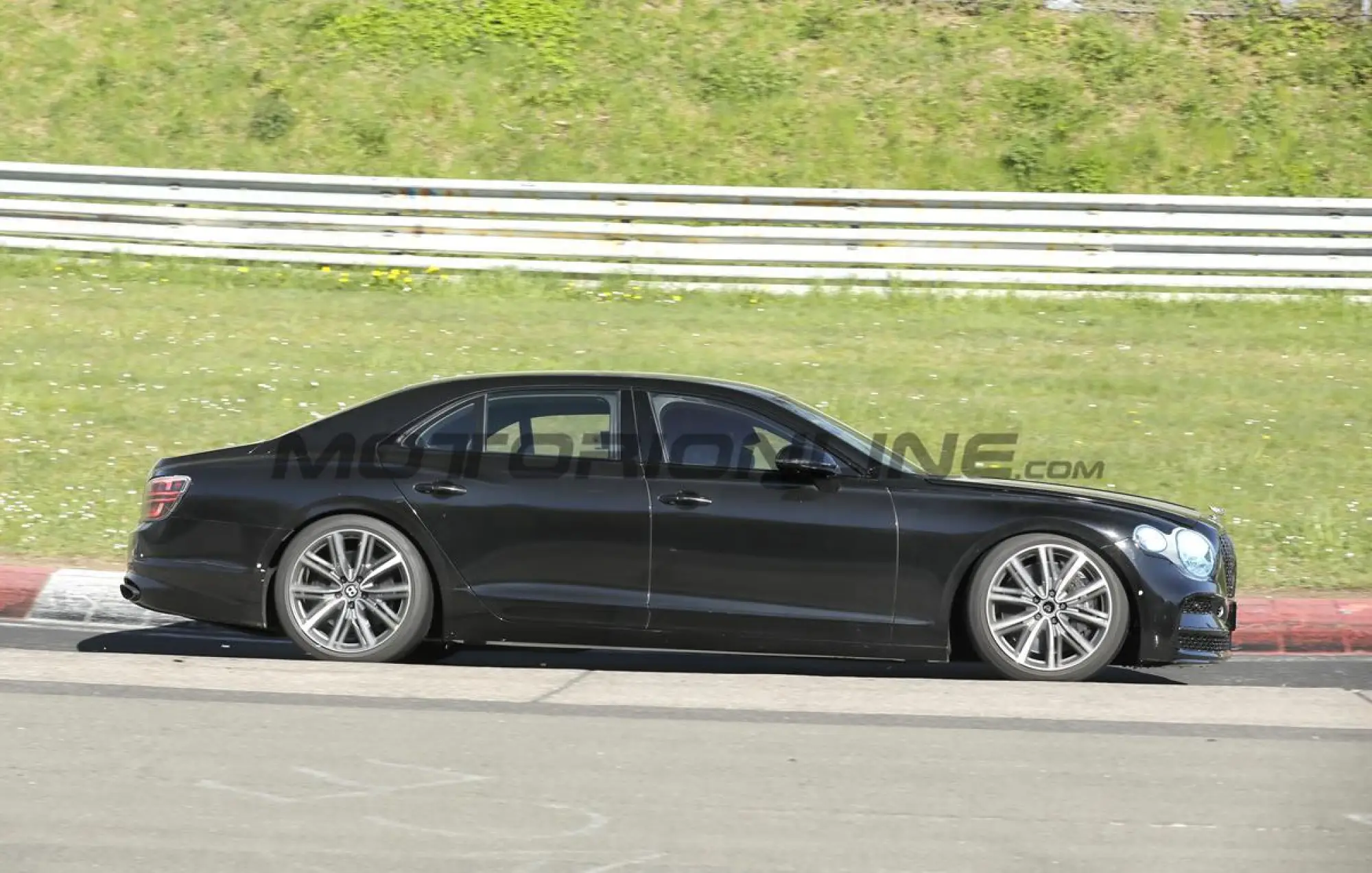 Bentley Flying Spur 2027 - Foto spia 30-04-2026 - 4